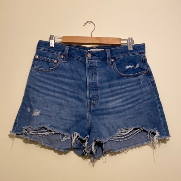 Levis Ribcage Shorts - Picture 4 of 15